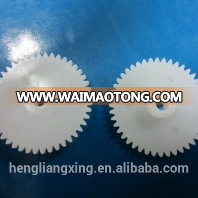 Plastic pinion gear for electric toy car